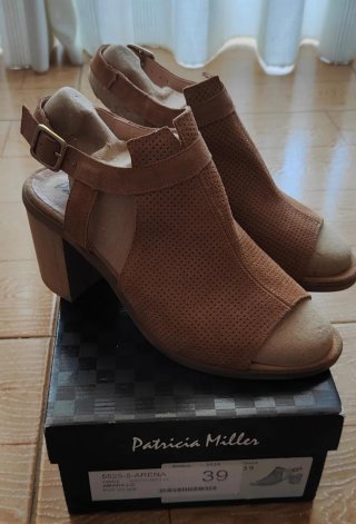 Sandalias de tacón beige y marrón