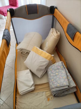 Cuna de viaje plegable con colchón y sábanas