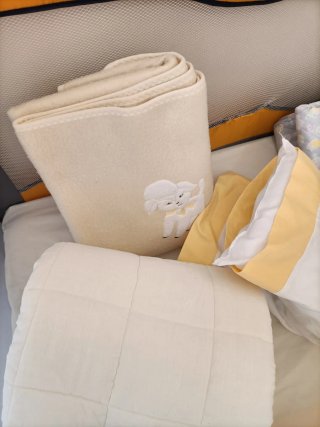 Cuna de viaje plegable con colchón y sábanas