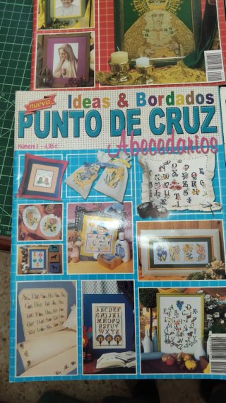 Punto de cruz , seis cuadernillos variados ,