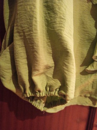 Blusa pistacho con volantes, en pecho y manga