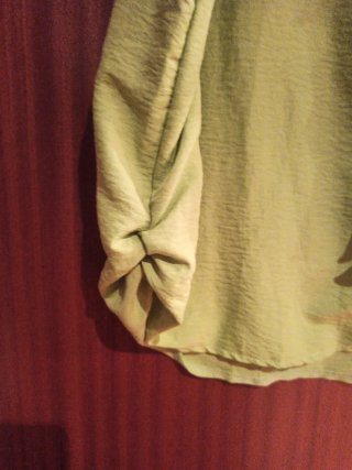 Blusa pistacho con volantes, en pecho y manga