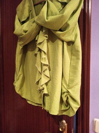 Blusa pistacho con volantes, en pecho y manga