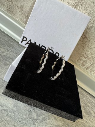 Pendientes plateados ondulados con brillo