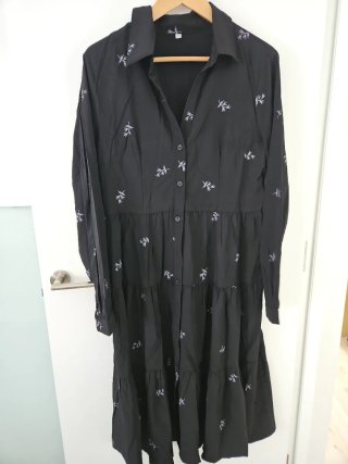 Vestido negro con estampado floral