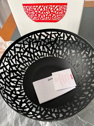Fruttiera Alessi in metallo traforato