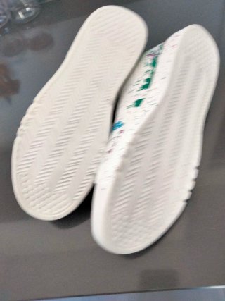 Zapatillas blancas con salpicaduras