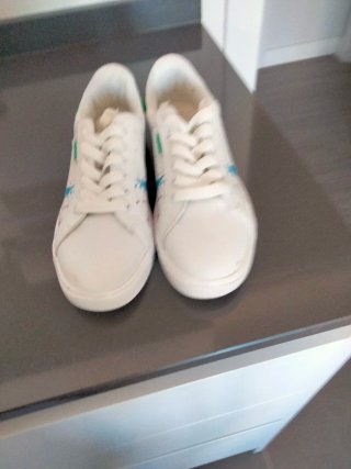 Zapatillas blancas con salpicaduras