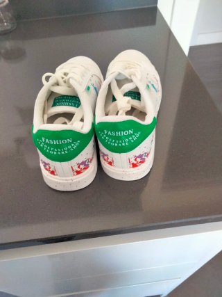 Zapatillas blancas con salpicaduras