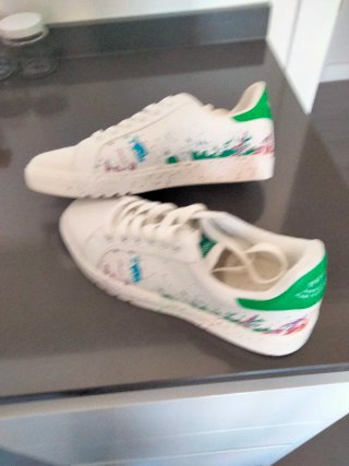 Zapatillas blancas con salpicaduras