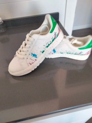 Zapatillas blancas con salpicaduras