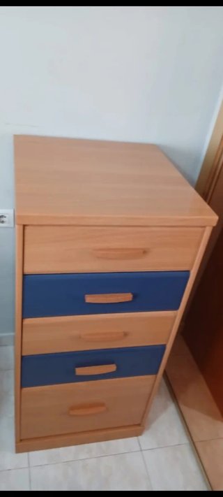 Cómoda de madera con cajones azules