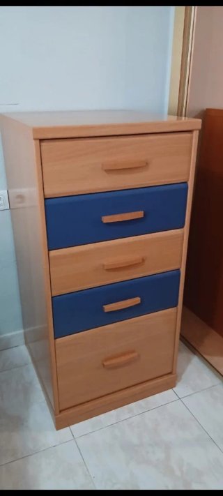 Cómoda de madera con cajones azules
