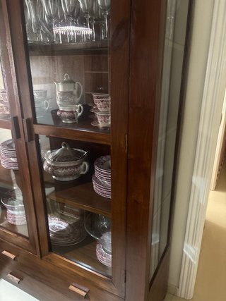 Vitrina de madera y cristal