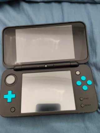 New Nintendo 2DS XL + funda + juegos