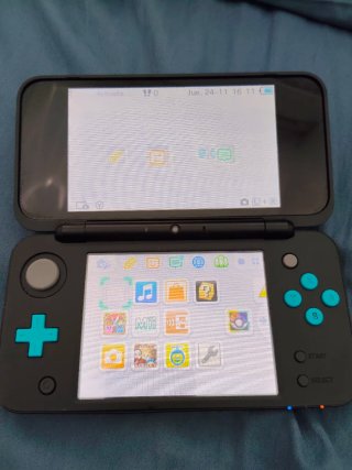 New Nintendo 2DS XL + funda + juegos