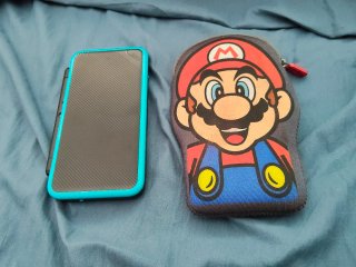 New Nintendo 2DS XL + funda + juegos