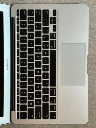 MacBook Air 11” i5 2015 + cargador nuevo