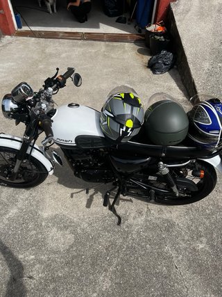 Mash Seventy Five 125cc Moto Negra y Blanca