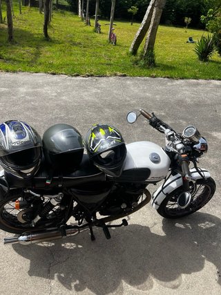 Mash Seventy Five 125cc Moto Negra y Blanca