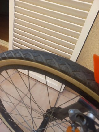 Bicicleta B-TWIN con cesta y casco