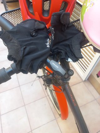 Bicicleta B-TWIN con cesta y casco