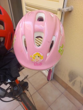 Bicicleta B-TWIN con cesta y casco