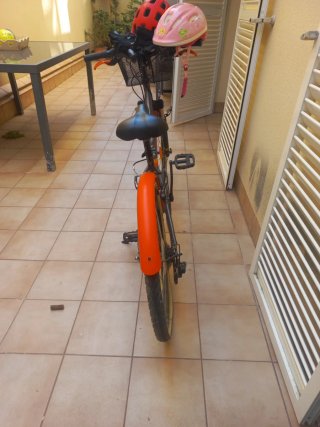 Bicicleta B-TWIN con cesta y casco