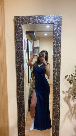 Vestido largo azul con abertura.