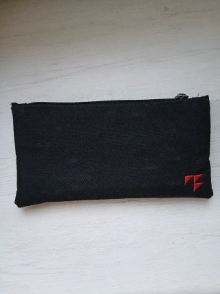 Estuche con lápices y rotuladores
