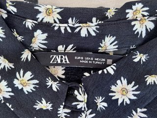 Vestido mini camisero de Zara estampado flores