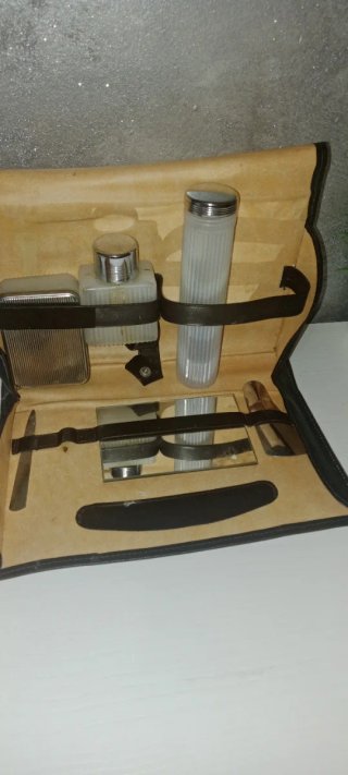Neceser de Viaje Vintage de Cuero con Accesorios