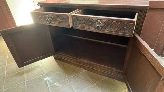 Mueble recibidor rústico de madera oscura nogal