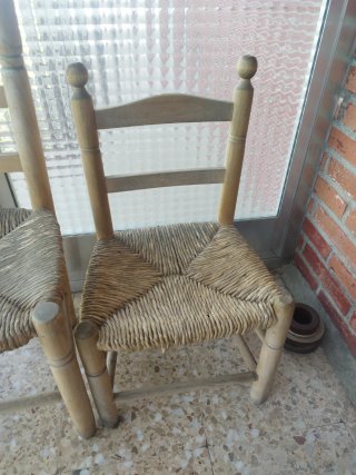 Sillas de mimbre y madera