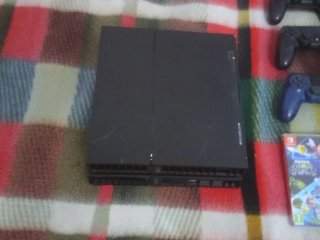 PS4 (PlayStation 4) con 3 mandos y juegos