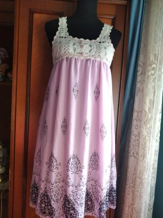 Vestido rosa con top de ganchillo