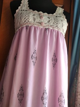 Vestido rosa con top de ganchillo