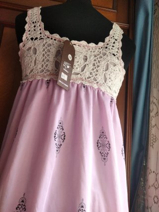 Vestido rosa con top de ganchillo
