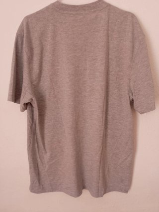Camiseta Gris con Diseño Urbano