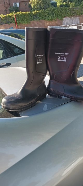 Botas de agua verde y negro para humedad.