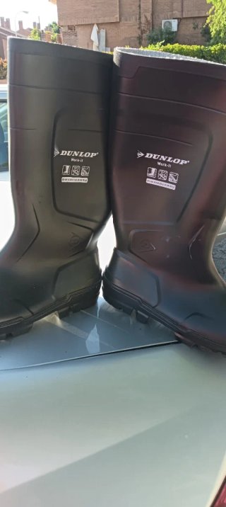 Botas de agua verde y negro para humedad.