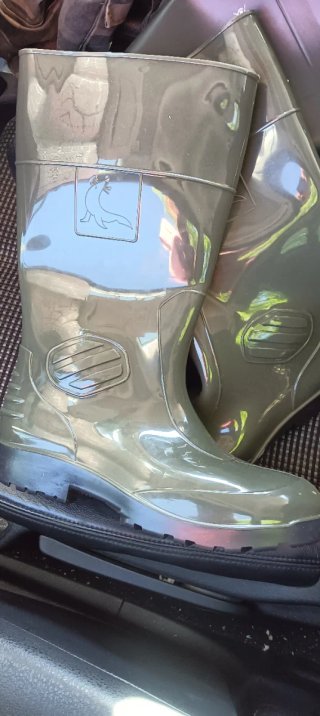 Botas de agua verde y negro para humedad.