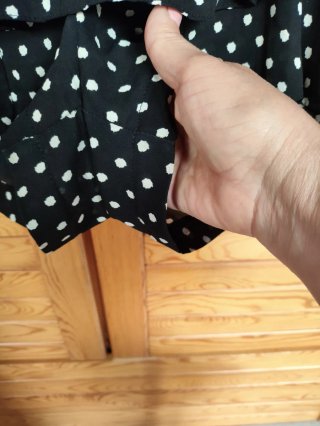 Shorts negros con volantes y lunares