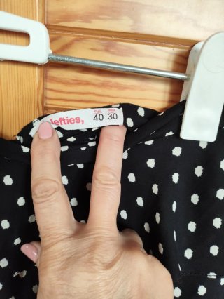 Shorts negros con volantes y lunares