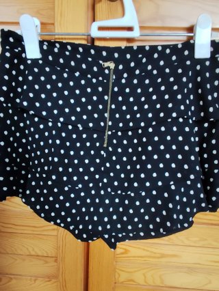 Shorts negros con volantes y lunares