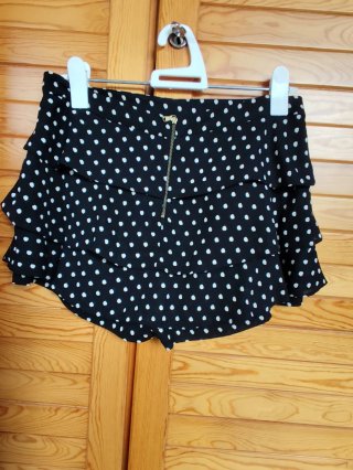 Shorts negros con volantes y lunares
