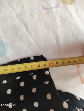 Shorts negros con volantes y lunares
