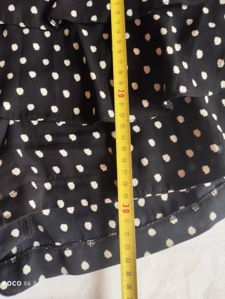 Shorts negros con volantes y lunares