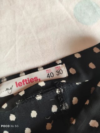 Shorts negros con volantes y lunares