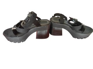 Sandalias negras con hebillas